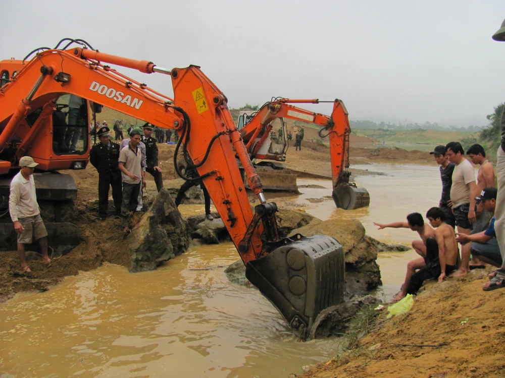 Vụ trục vớt gỗ sưa: Gỗ hàng chục tỉ vẫn kẹt trong hang đá ảnh 1